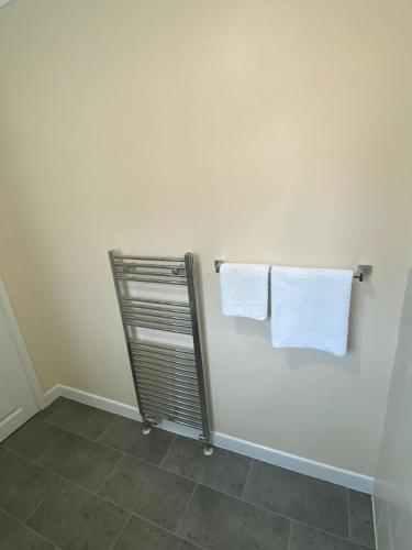 Small Single Room image 6