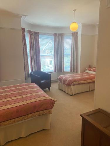 Small Twin Room image 1