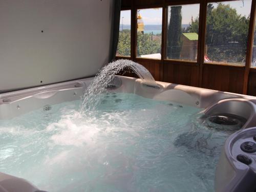 . chez moumie jacuzzi privatif