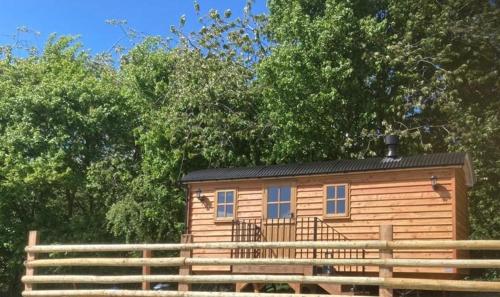 The Snug with exclusive wood fired hot tub in Lansilina