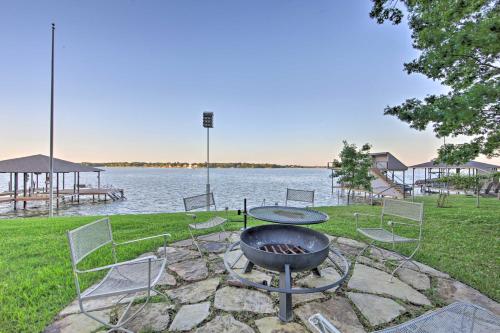 Malakoff Lakefront Home Golf Course On-Site! in Malakoff, USA