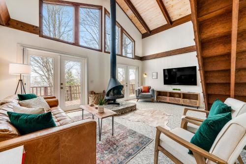 The Salty Switchback Chalet in Beech Mountain, USA