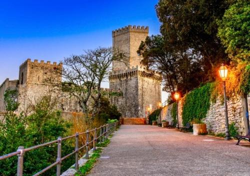 Közeli látványosságok, Sunset near Vincenzo Florio repülőtér