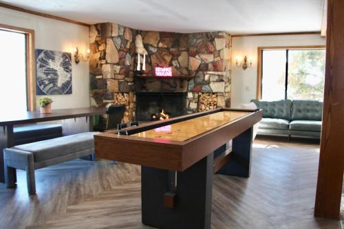 Phòng chờ chung/khu vực TV, Sierra Blue Hotel & Swim Club in Big Bear Lake (CA)