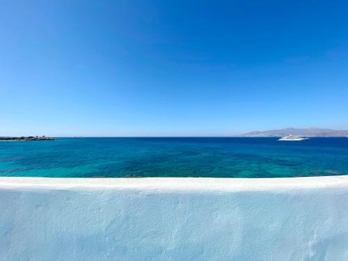 Unique Beachfront Cycladic Villa @ Agios Prokopios