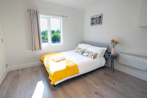 No 02 Studio Flat Available near Aylesbury Town Station - Apartment - Buckinghamshire