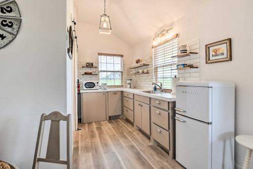 On-Site Pond and Fire Pit Montague Retreat! in Боуі