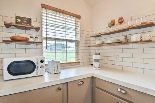 On-Site Pond and Fire Pit Montague Retreat! in Боуі