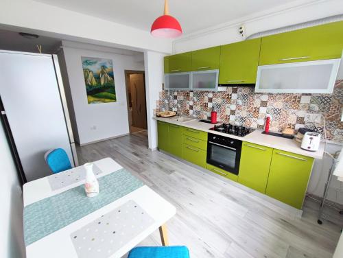 virtuve, Quiet and Cozy 2 bedroom flat with free parking included in Floresti (Cluj)