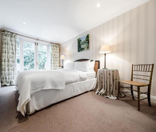 Bright 2 Bedroom 2 Bath Garden Flat in Victoria - main image