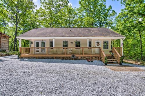 Forested Tamassee Escape with Screened Porch! in Salem, USA