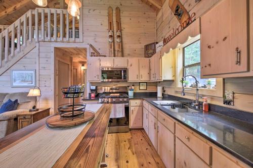 Treetop Hideout with Long-Range Mountain Views! in Cherry Log, USA
