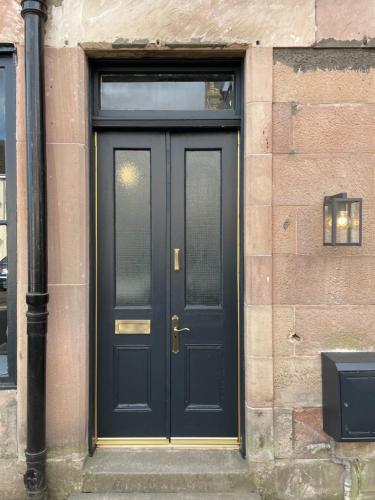Вхід, The Wee Shop, Stylish Two Bed Flat in Inverkip Village in Інверкіп
