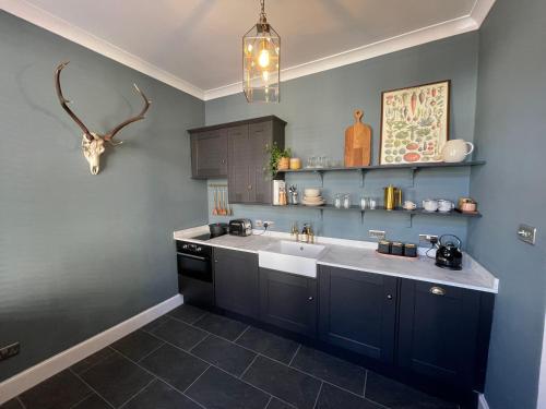 кухня, The Wee Shop, Stylish Two Bed Flat in Inverkip Village in Інверкіп
