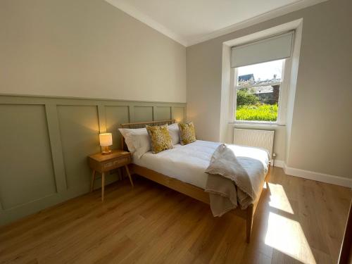The Wee Shop, Stylish Two Bed Flat in Inverkip Village in Інверкіп