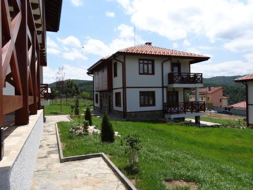 Guest House Ivanini Houses