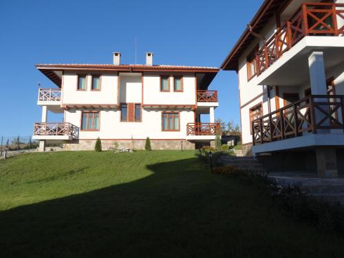 Guest House Ivanini Houses