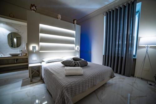 Deluxe Double Room image 7