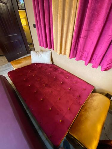 ALI Luxury & Executive Apartments & Cottages Near PC Bhurban - Cooling & Heating Inverter-Gas Blow Heater-Full Kitchen-Mountain View-Lawn-Play Area-55 inches LED-WIFI-Lift- Free Breakfast, Murree (fotografie 5)