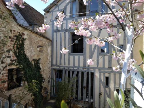 LE CLOS COUVERT Handsome house with garden in medieval village gîte à louer Noyers-sur-Serein