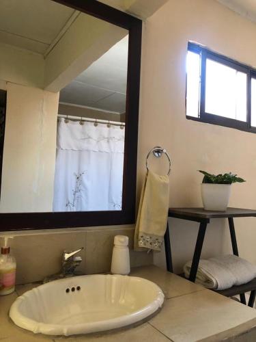 kopalnica, Room near Airport/ Cerca del Aeropuerto in San Luis