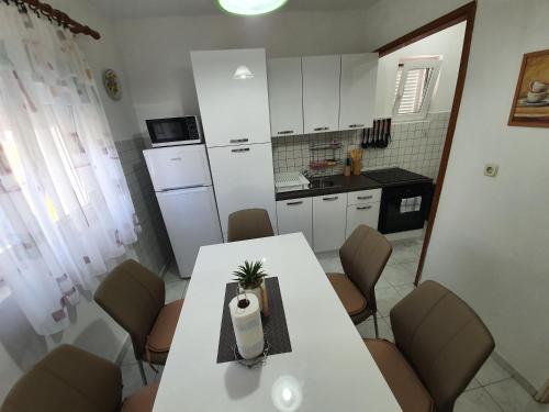 6 M, 50 m do plaže (6 M, 50 m do plaze) in Rab