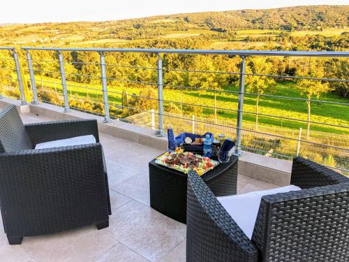 Havre de paix, vue pano, terrasse, piscine, nature.