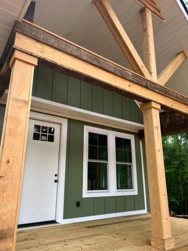 . Riverside Luxury Cabin, close to JACKSON LAKE - BRAND NEW construction on the banks of The Towaliga River