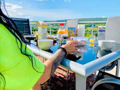 Havre de paix, vue pano, terrasse, piscine, nature.