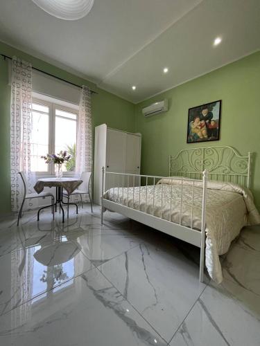 1 queen bed, 1 sofa bed