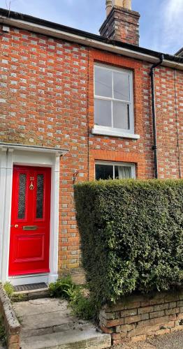 Entrada, Cosy 2 bedroom Victorian cottage, Newport, Isle of Wight in Newport South