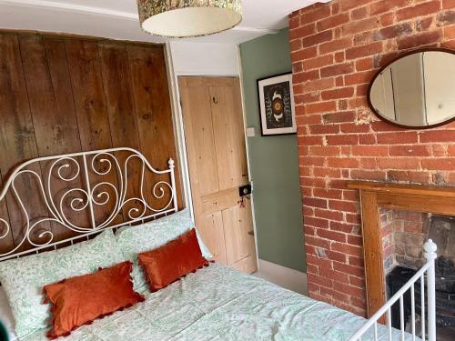Cosy 2 bedroom Victorian cottage, Newport, Isle of Wight in Newport South