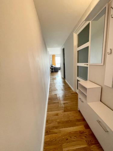 Appartement calme et propre avec vue sur la mer in Saint-Laurent-du-Var