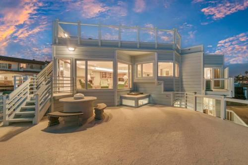 Oceanfront 4 bedroom villa w/ 2 masters and views in Encinitas, USA