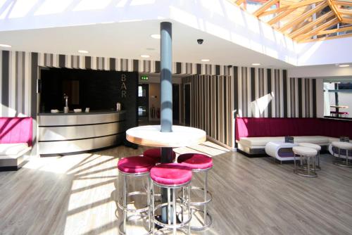 Damon’s Hotel - image 14
