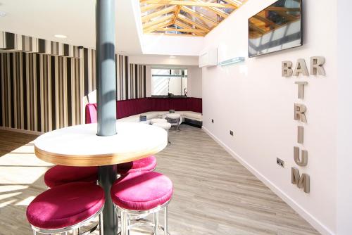 Damon’s Hotel - image 5