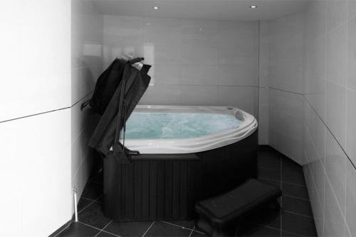 Damon’s Hotel - image 2