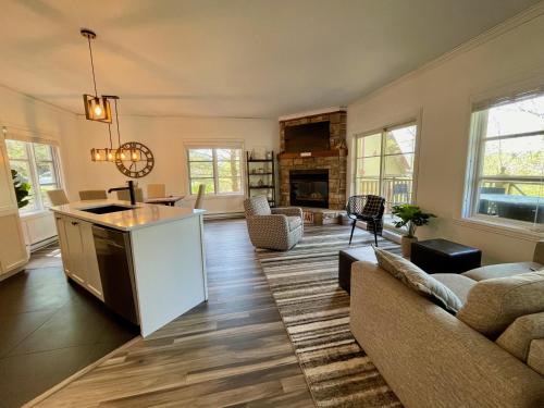 . Quiet ski inout - large heated pool!