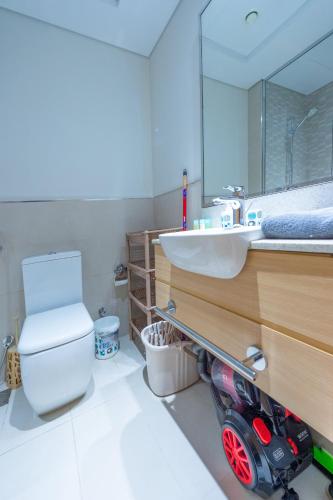 Cozy Studio Apt in front of Metro Stn - Aura Azizi - image 9