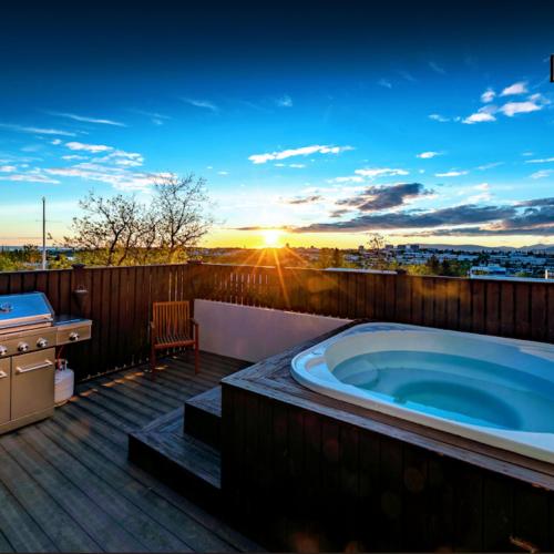 ICELAND SJF Villa, Hot tub & Outdoor Sauna Amazing Mountains and City View Over Reykjavík - Accommodation