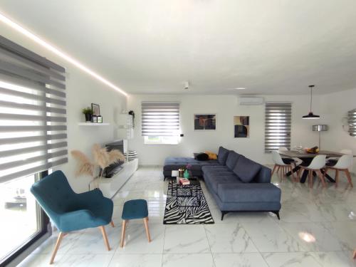 Villa VINE - new luxury holiday house in a green oasis in Manjadvorci
