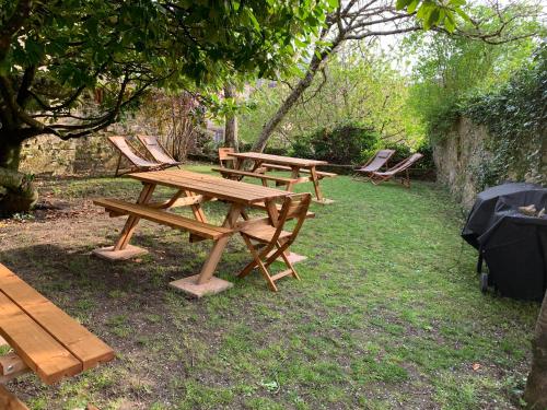 Grands Gîtes de charme avec jardin, lieu calme et paisible en plein coeur d'Arbois, linge inclu, lits faits à l'arrivée et ménage en fin de séjour