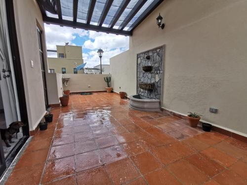 balkon/terasa, Great holiday home in a gated community a short hop from town centre in Independencia