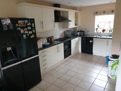 Swindon 6 deluxe doubles 2 with en suite in large house - No Pets 2