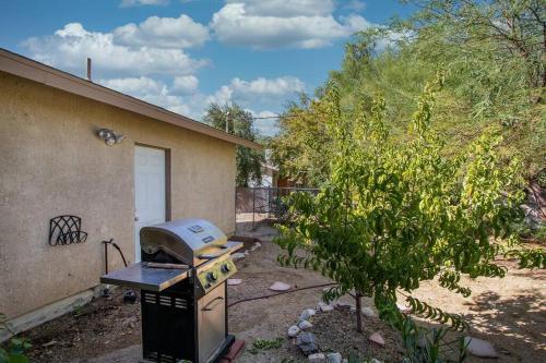 Great Vibe House + Hot Tub, Minutes to JTree Park in Twentynine Palms, USA