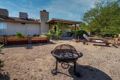 Great Vibe House + Hot Tub, Minutes to JTree Park in Twentynine Palms, USA