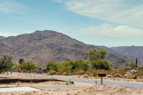 Great Vibe House + Hot Tub, Minutes to JTree Park in Twentynine Palms, USA