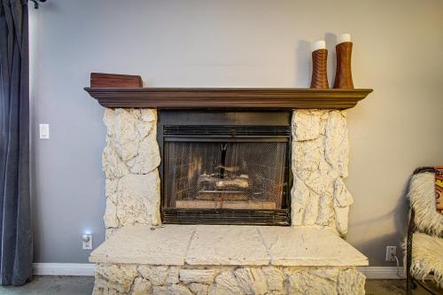 Great Vibe House + Hot Tub, Minutes to JTree Park in Twentynine Palms, USA