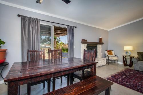 Great Vibe House + Hot Tub, Minutes to JTree Park in Twentynine Palms, USA
