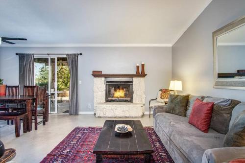 Great Vibe House + Hot Tub, Minutes to JTree Park in Twentynine Palms, USA
